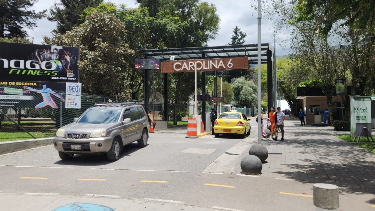 En la zona azul de la av. República de El Salvador hay 245 plazas para autos y 41 para motos.