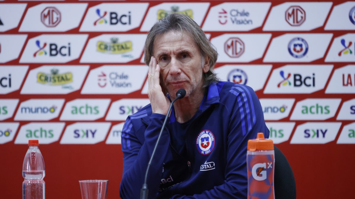 El director técnico de la selección chilena, Ricardo Gareca, es fuertemente cuestionado por el rendimiento del equipo y ya hablan de su salida.