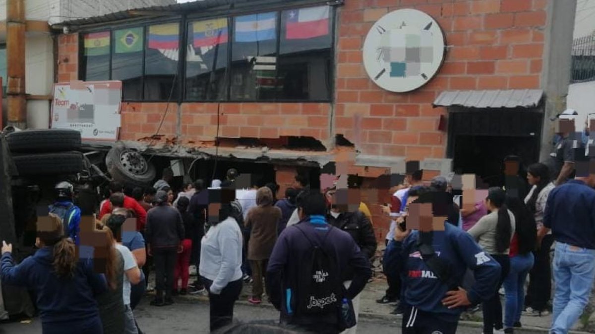 El camión bajó a toda velocidad y se impactó contra la vivienda.