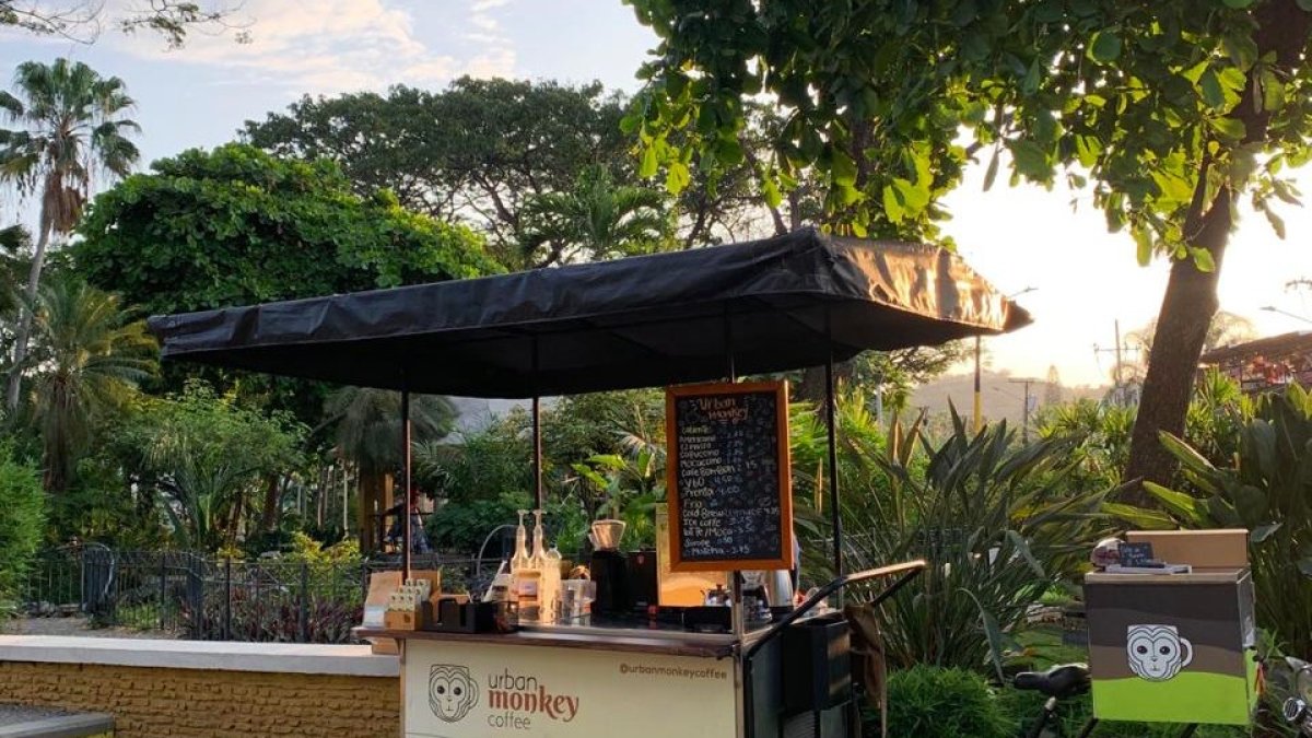 Urban Monkey Coffee recorre calles del norte de Guayaquil con sus productos y organiza eventos artísticos en parques de la ciudad.