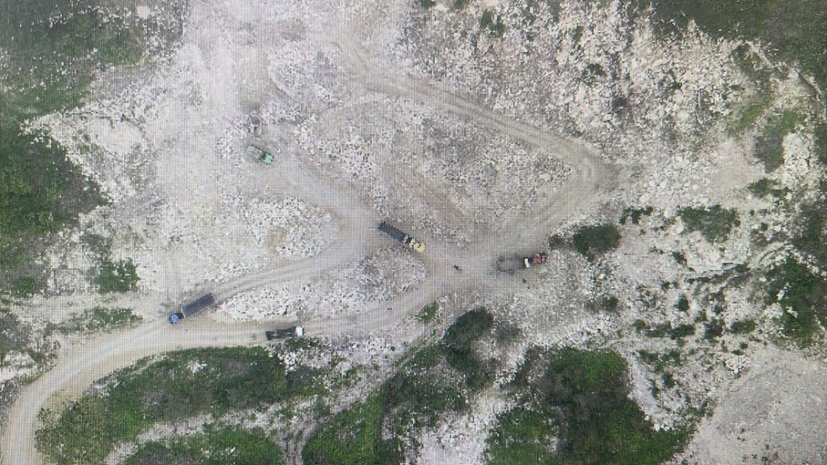 A través de drones de pudo ver cuál es el estado del suelo y las cercanías con Cerro Blanco, en vía la costa.