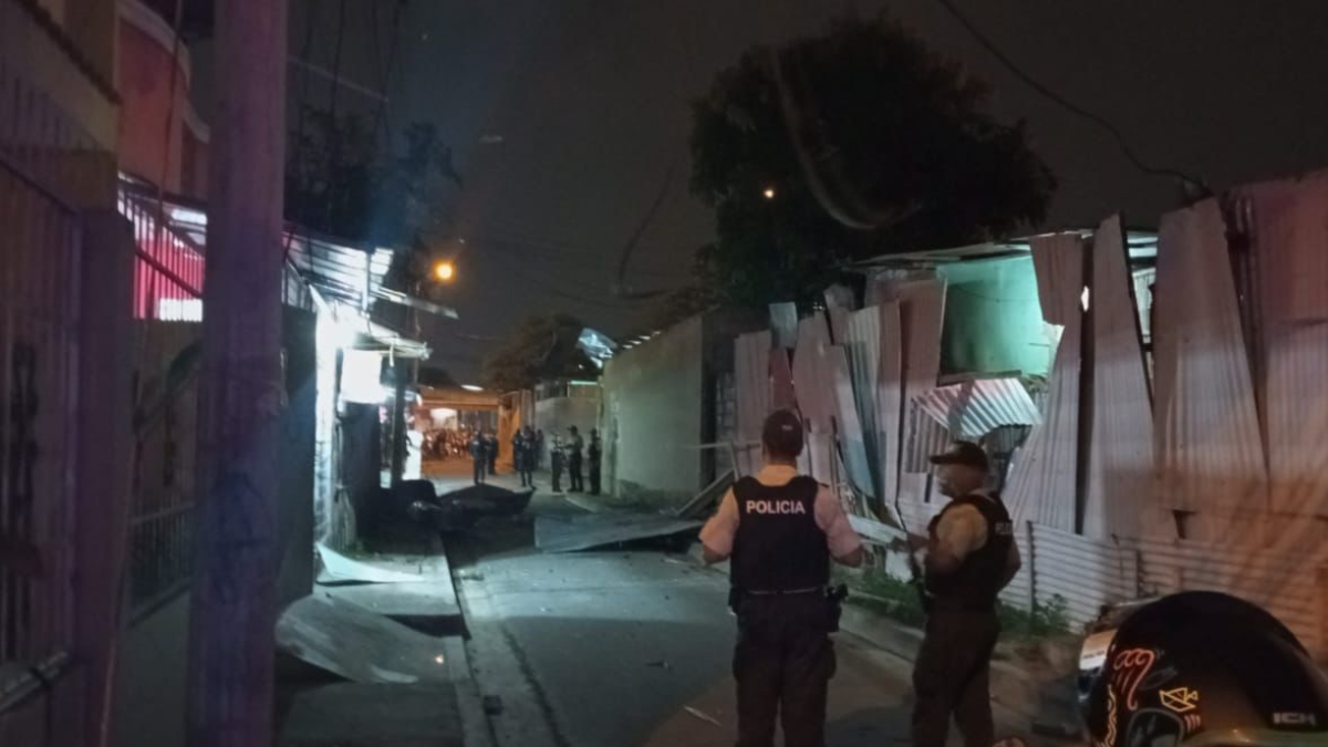 Daños visibles en una vivienda tras la explosión en el barrio Adolfo Bucaram, Machala.