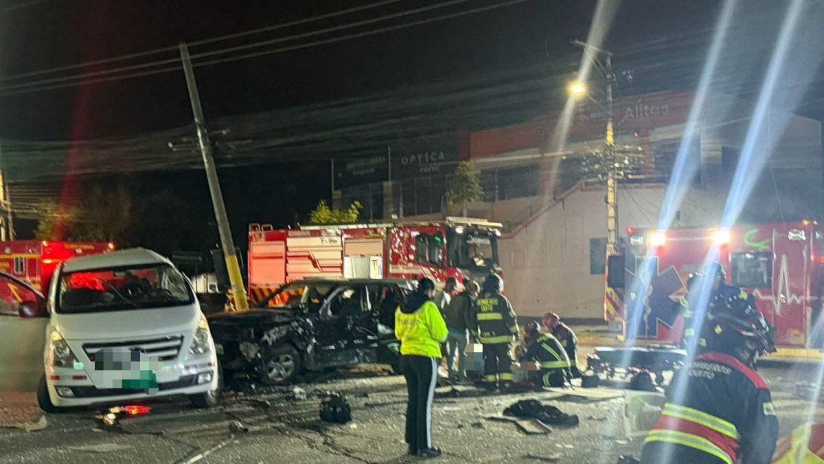 Dos personas fallecieron por el grave choque de dos autos en Tumbaco, valle de Quito.