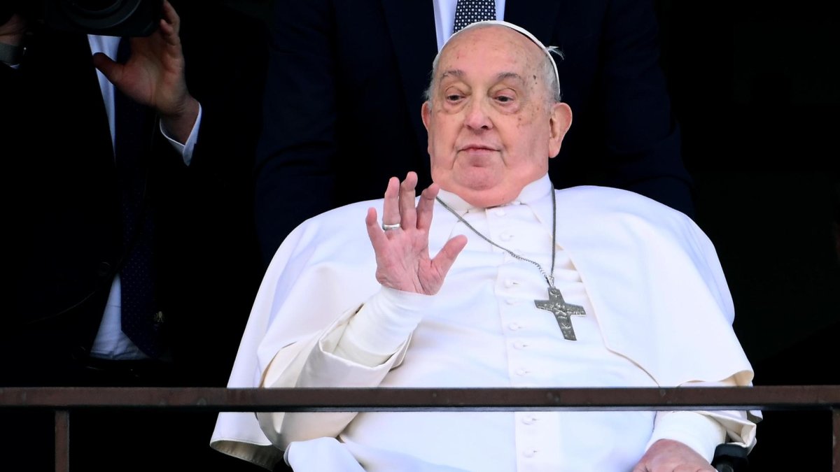 El papa Francisco saluda y bendice a los fieles desde el balcón del hospital Gemelli, en Roma, el 23 de marzo de 2025.