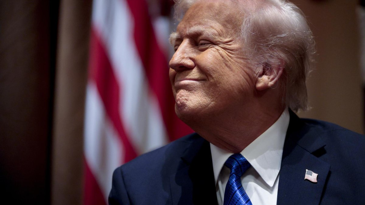 El presidente estadounidense Donald Trump responde a interrogantes de la prensa durante un encuentro con candidatos a embajadores en la Sala del Gabinete de la Casa Blanca este 25 de marzo de 2025.