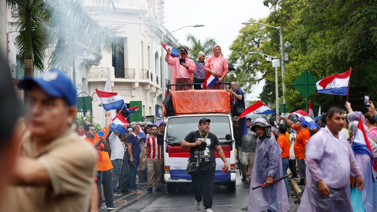 Integrantes de más de 30 organizaciones sociales paraguayas marchan hacia el Palacio Legislativo este martes, en Asunción (Paraguay).