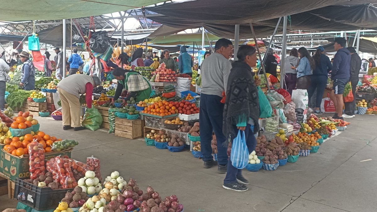 El mercado está al aire libre en esta zona de Ambato