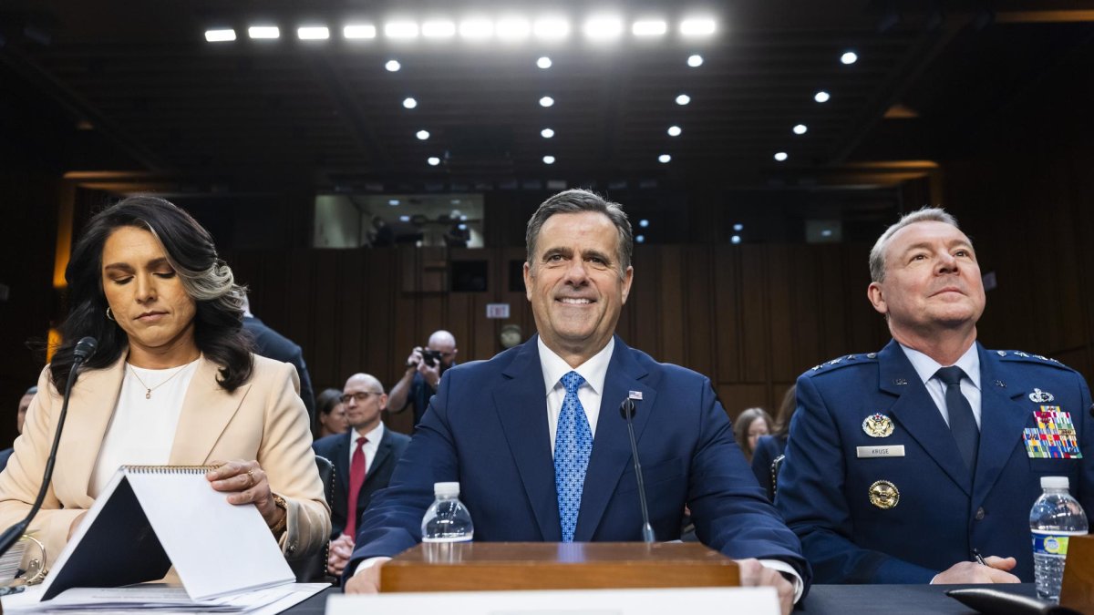 La directora de Inteligencia Nacional, Tulsi Gabbard, el director de la CIA, John Ratcliffe, y el director de la Agencia de Inteligencia de Defensa, Jeffrey Kruse, en el Senado.