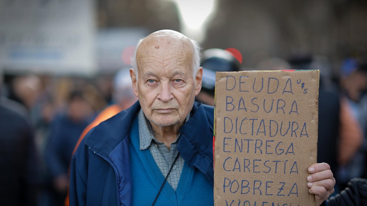 Fotografía de archivo en donde un hombre de la tercera edad participa en una manifestación en Buenos Aires (Argentina).