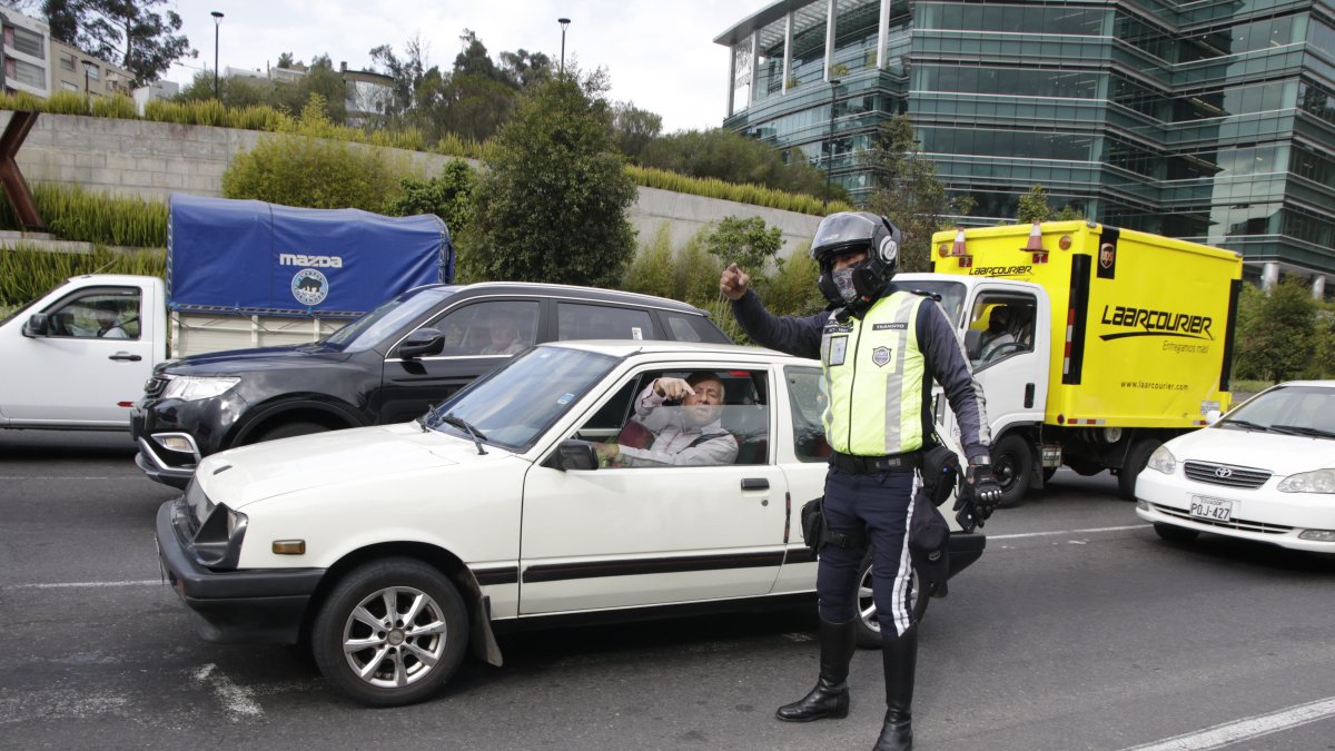 La medida de restricción vehicular se mantiene de lunes a viernes en la capital