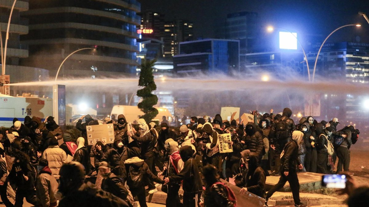 Un chorro de agua, disparado por la policía antidisturbios turca, fue registrado este martes, 25 de marzo, sobre un grupo de manifestantes de una protesta antigubernamental en Ankara (Turquía).