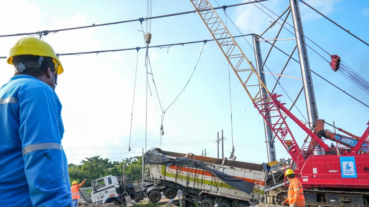 El segundo tráiler fue extraído del agua, pero aún quedan por sacar dos más.