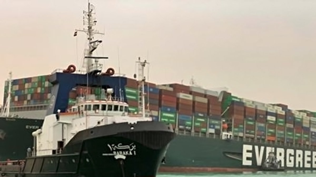 Las naves que cruzan por el canal de Suez.