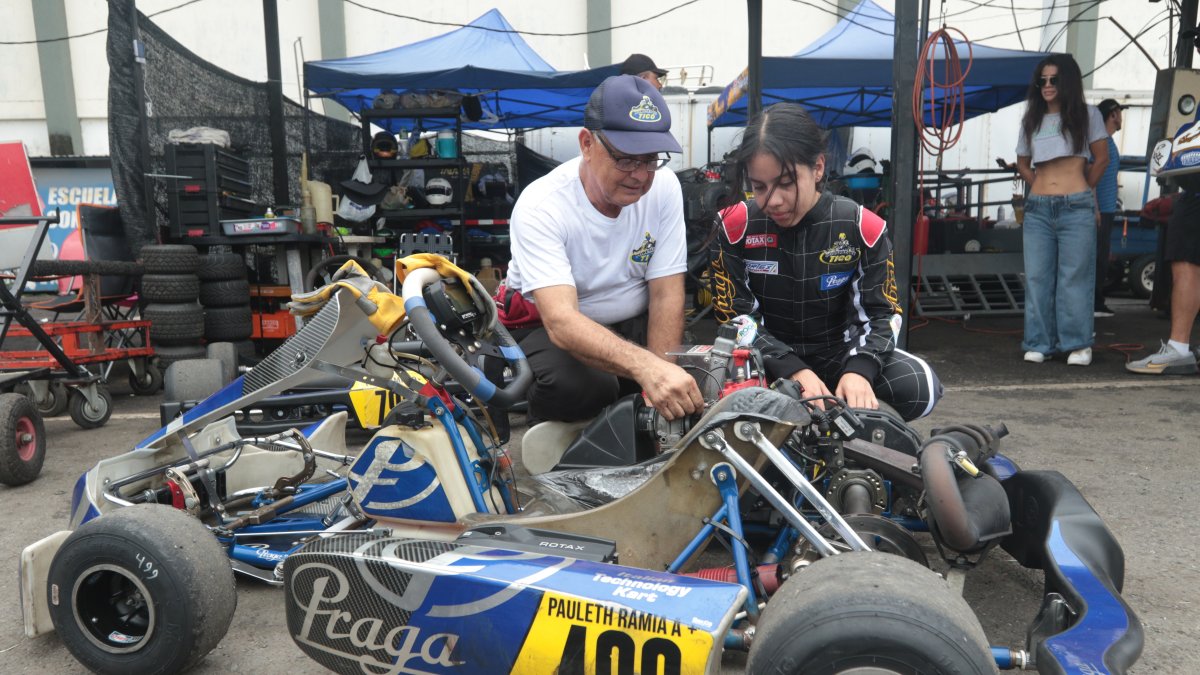 Ernesto Ramia y su hija Pauleth, en los pits durante la segunda válida del Campeonato Invernal Provincial de Karting.