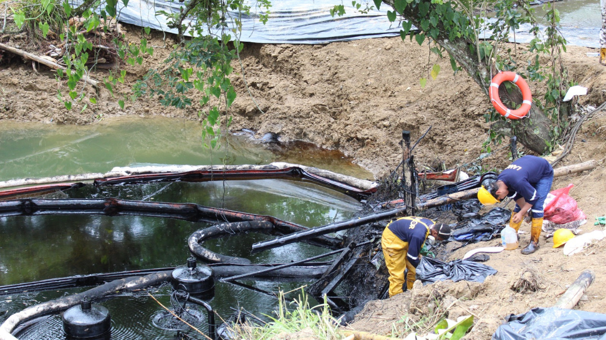 Personal técnico de Petroecuador se encuentra en el puente de Viche, realizando labores de contención