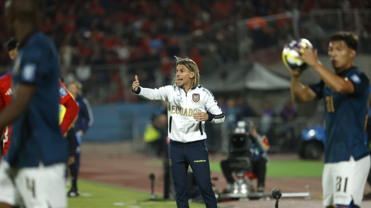 Sebastián Beccacece dando indicaciones a la selección de Ecuador en el partido contra Chile, en Santiago