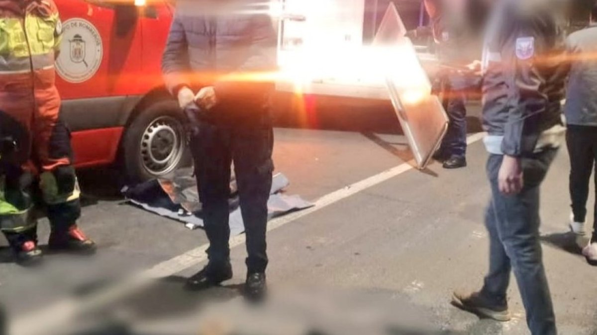 El cadáver del asaltante quedó sobre el asfalto de la avenida Simón Bolívar, luego de que un policía lo abatió.