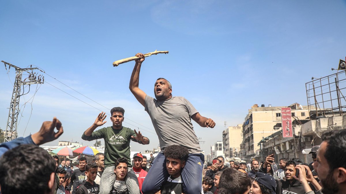 Los palestinos se reúnen para protestar contra la guerra en curso entre Israel y Hamas y el bloqueo israelí de la Franja de Gaza, en Ciudad de Gaza, 26 de marzo de 2025.
