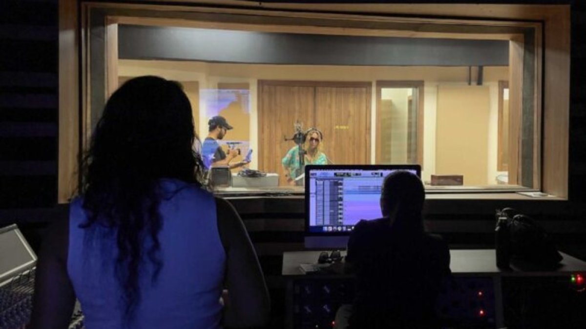 El estudio de grabación de la UArtes recibe a las compositoras para la reedición de los temas.