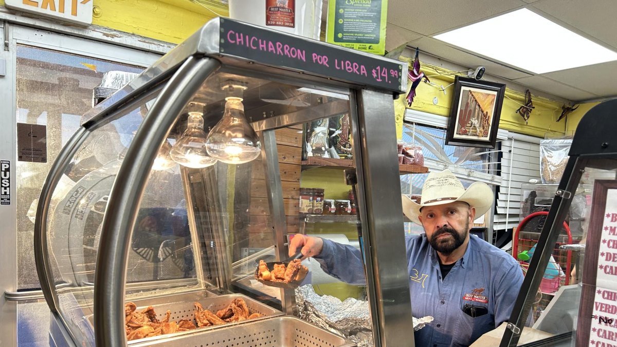 El dueño del Mercado Beef Master Meat, Marco Antonio López, posa durante una entrevista con EFE este 24 de marzo de 2025, en Tucson, Arizona (EE.UU.).