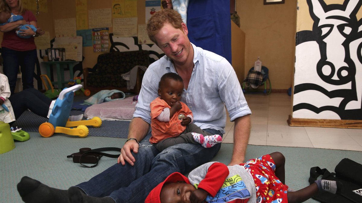 Harry juega con dos niños de la organización Sentebale, en Lesoto. La foto es de diciembre de 2014.