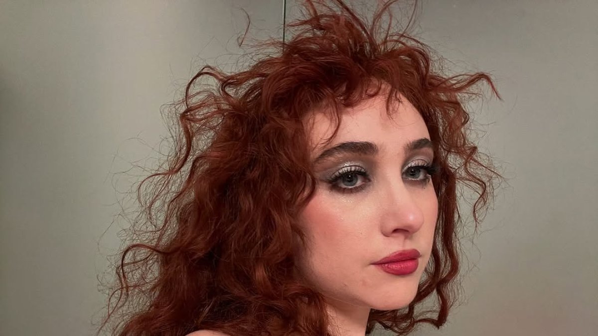 La estética de Chappell Roan tiene una gran influencia de las drag queens y su música ha sido calificada como camp.