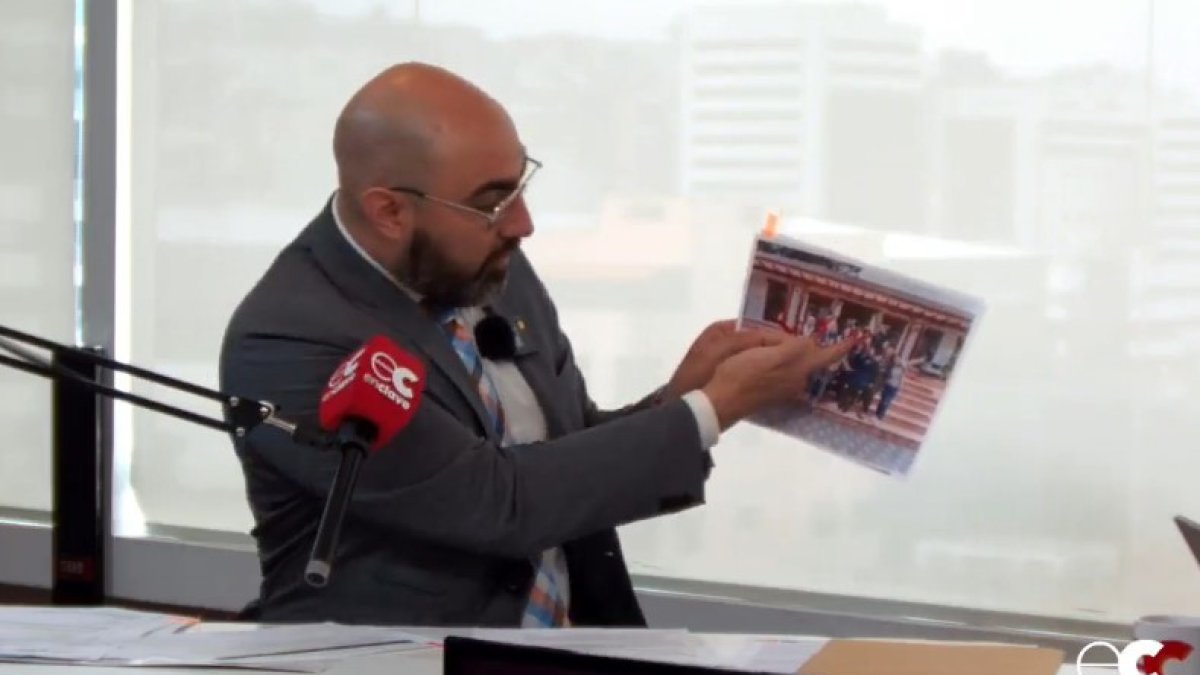 El presidente de la Judicatura, Mario Godoy, indica una fotografía en donde aparece la vocal Solanda Goyes.