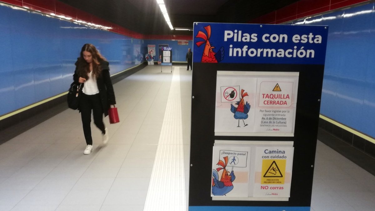 Suspensión. Un letrero informó sobre el cierre de la taquilla en la parada del metro de El Ejido.