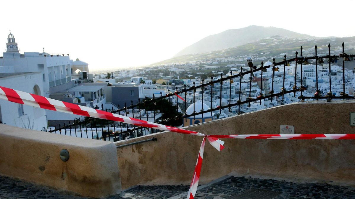 Las calles sobre los acantilados de la caldera volcánica están acordonadas, en el pueblo casi evacuado de Fira en la isla de Santorini, Grecia, el 5 de febrero de 2025.