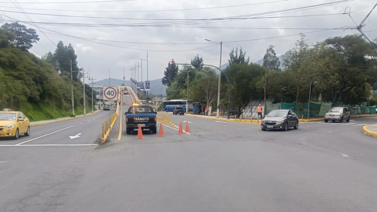 La AMT cerró la intersección entre las calles Lola Quintana y Alfredo Gangotena, en Conocoto.