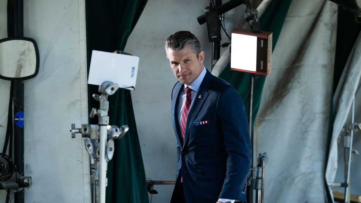 El secretario de Defensa de Estados Unidos, Pete Hegseth, se aleja después de ser entrevistado frente a la Casa Blanca en Washington, DC, el 21 de marzo de 2025.