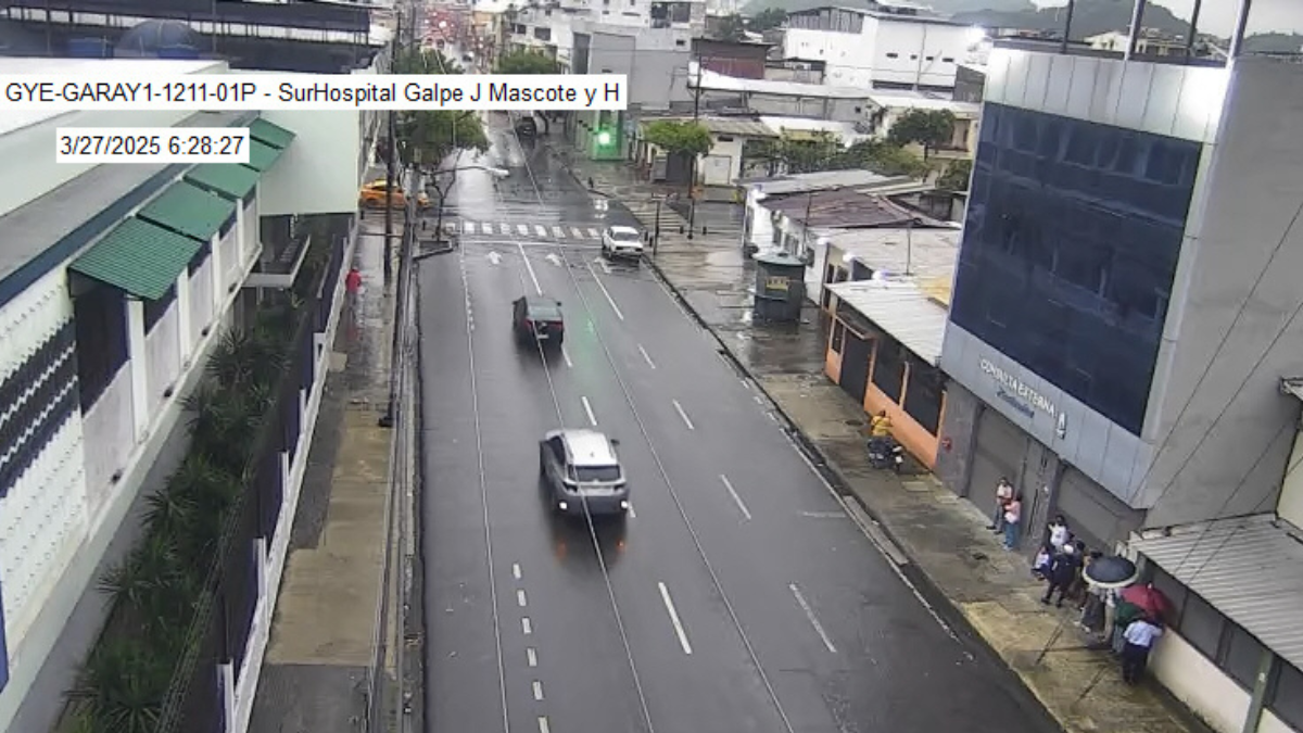 Las cámaras de videovigilancia muestran el estado de las avenidas de Guayaquil tras las fuertes lluvias de este jueves.