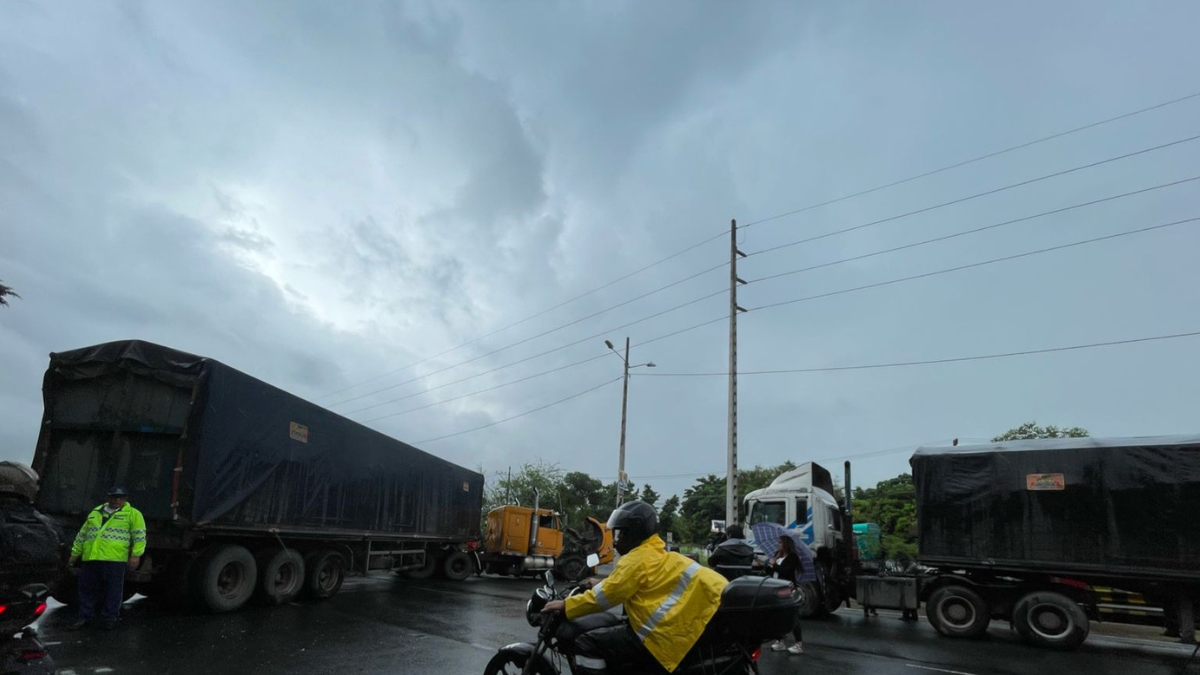 El tráiler bloqueó varios carriles en un tramo de la vía a la costa, la madrugada de este jueves 27 de marzo.