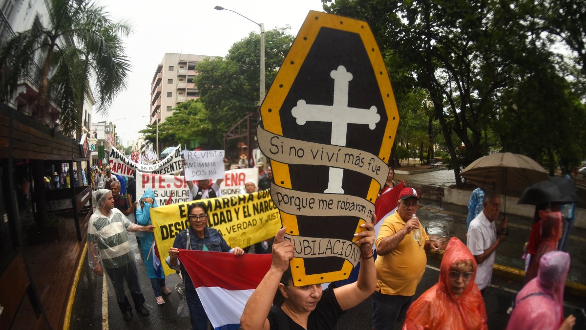 Manifestantes se unen a una protesta convocada por jubilados y grupos indígenas en rechazo al gobierno de Santiago Peña, en Paraguay.