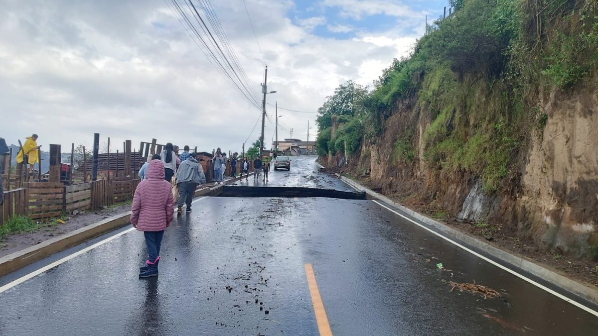El socavón se abrió en el sector Santiago Alto, en las calles Chilibulo y Carapungo, en el sur.