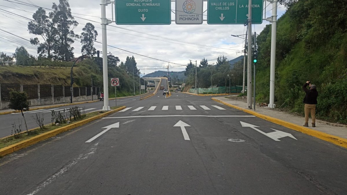 El nuevo paso elevado sobre la autopista General Rumiñahui se cerró para efectuar distintos trabajos.