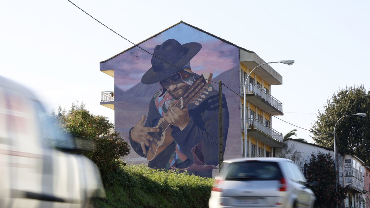 Vista del mural 'El Charanguista Andino', de Fene, del chileno Cristóbal Persona, en la ciudad gallega de A Coruña, proclamado como el mejor del mundo de 2024 en la plataforma Street Art Cities