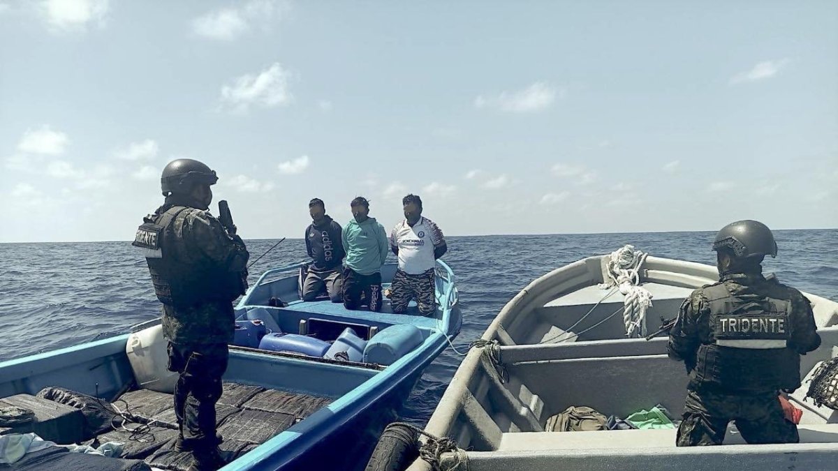 Captura. La Marina Nacional de El Salvador interceptó una embarcación con tres presuntos narcotraficantes ecuatorianos que transportaban drogas.