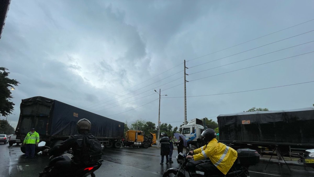 Solo un carril está habilitado en el sentido Chongón - Los Ceibos, en la vía a la costa, oeste de Guayaquil, la mañana de este jueves 27 de marzo.