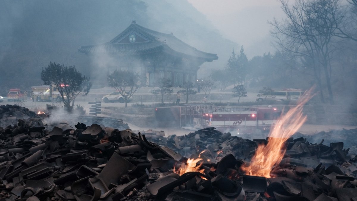 Las llamas restantes después de que la mayoría de los edificios quedaran reducidos a cenizas por un incendio forestal en el Templo Gounsa, en Uiseong, el 26 de marzo de 2025.