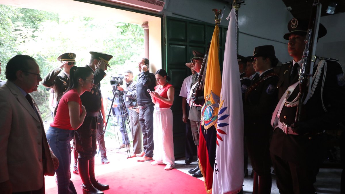 La presidenta de la Asamblea, Viviana Veloz, al ingreso del lugar donde sesionó el Pleno.