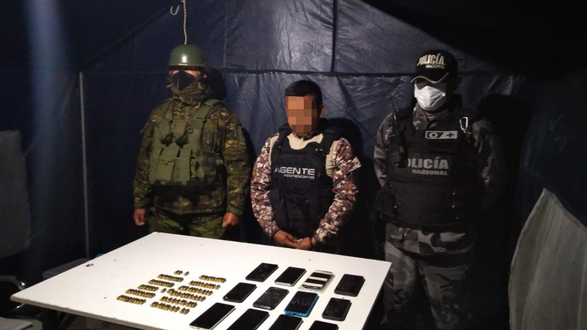 Uno de los guías de una de las cárceles de Ecuador que en el pasado fue detenido por ingresar celulares al reclusorio.