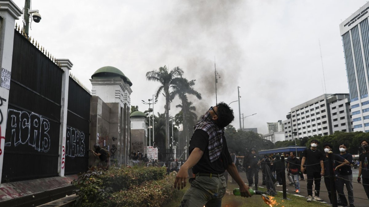 Un manifestante lanza un cóctel molotov durante una protesta contra la recién aprobada ley militar del país frente al edificio del Parlamento en Yakarta, el 27 de marzo de 2025.