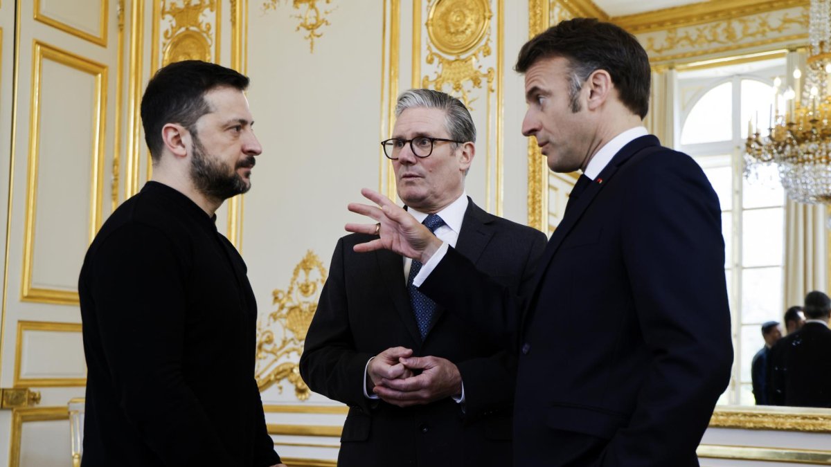 El presidente de Ucrania, Volodymyr Zelensky (I), el primer ministro británico, Keir Starmer (C), y el presidente de Francia, Emmanuel Macron, en Francia, 27 de marzo de 2025.