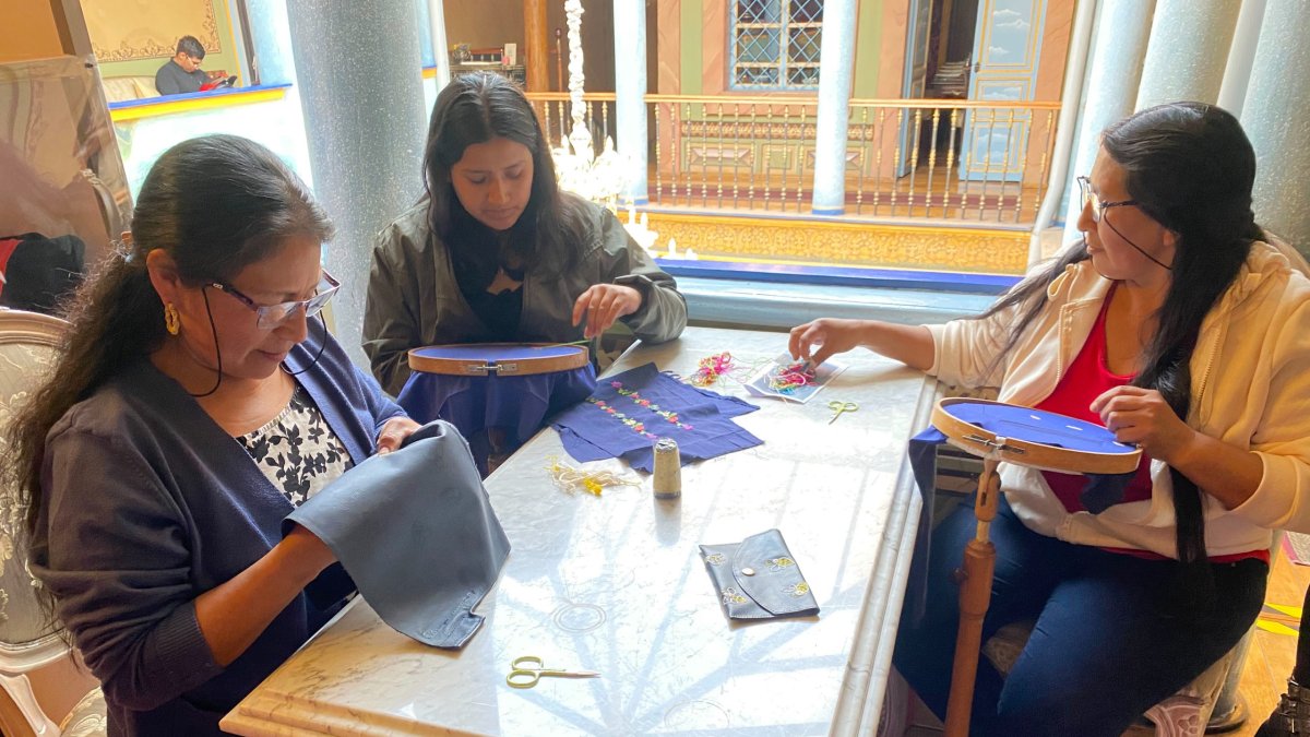 Artesanas. 32 mujeres forman parte del Centro de Bordados de Cuenca, que están a cargo de la iniciativa Segundo Vuelo, de Latam Ecuador.