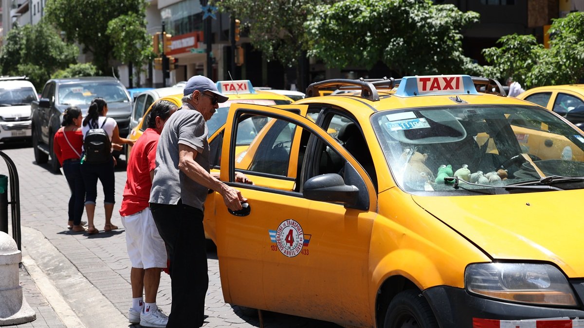 Pasajeros. Los conductores de taxis amarillos ahora buscan personas con perfiles que no representen peligro para realizar las carreras, debido a la inseguridad.