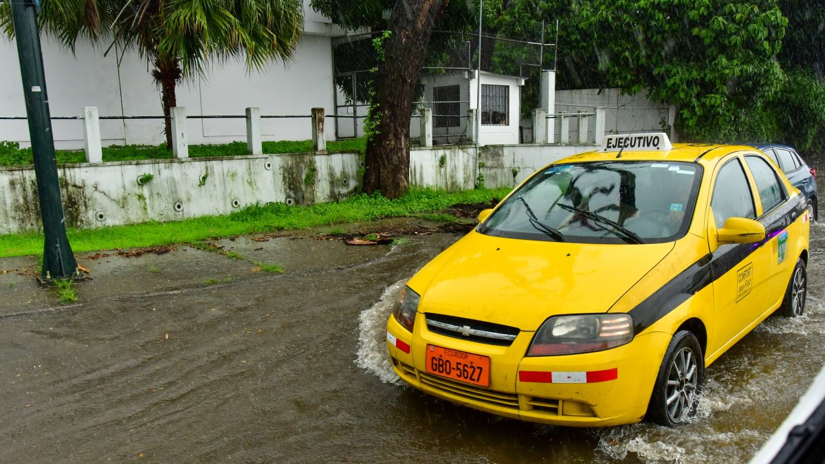 En la avenida del Bombero, en el oeste de Guayaquil, se registró acumulación de agua.