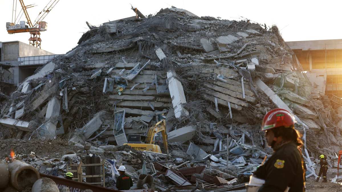 Los equipos de rescate buscan sobrevivientes en el sitio de un edificio derrumbado tras un terremoto en Bangkok, Tailandia, el 28 de marzo de 2025.