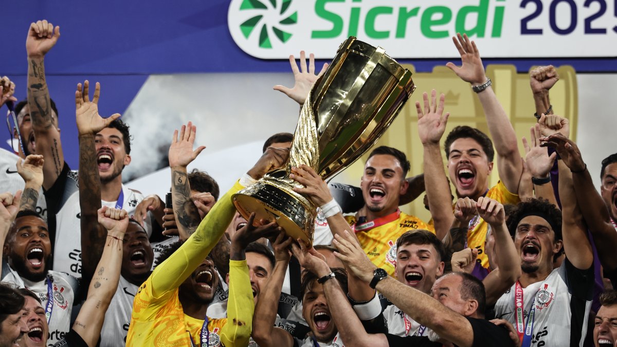 Jugadores de Corinthians celebran, tras ganar la final del Campeonato Paulista al vencer al Palmeiras, en el Neo Química Arena de Sao Paulo