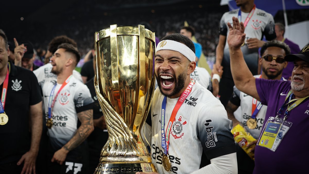 El neerlandés Memphis Depay celebras su primer título desde que llegó a Corinthians